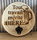Rondin de bois avec gravure "Tout travail mérite sa bière"